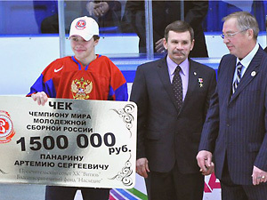 Чемпиона Артемия Панарина в Чехове отблагодарили чеком на 1,5 миллиона.