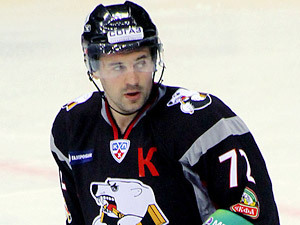 В своем прощальном сезоне Евгений Галкин в нескольких матчах выходил на лед с капитанской повязкой.