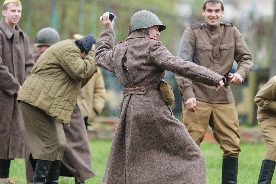 Светлокосый солдат в сырой шинели. Шинель рядового РККА 1941. Солдат РККА 1941 В шинели. РККА 1941 реконструкция. Шинель РККА 1941 реконструкция.