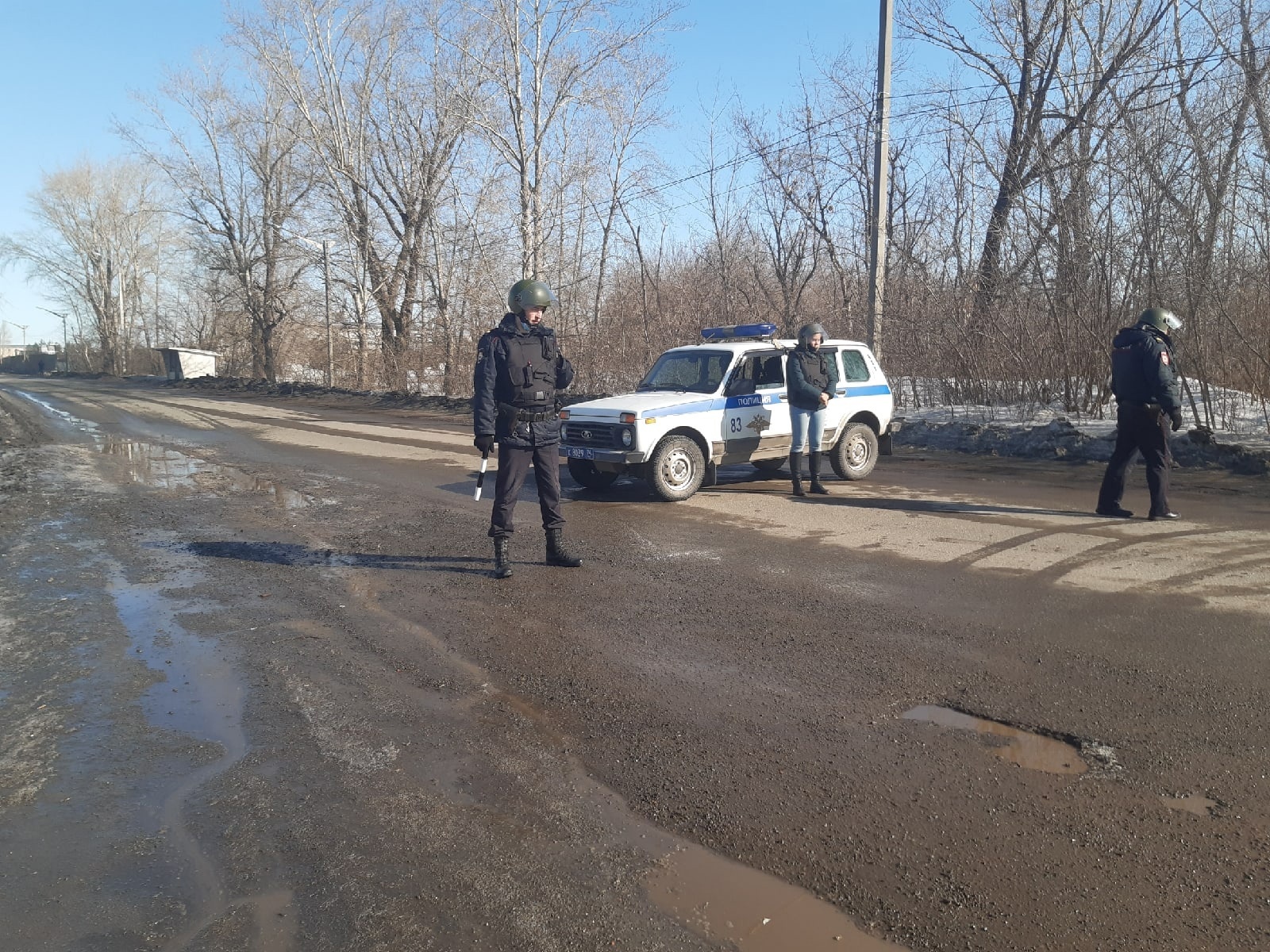 Силовики в бронежилетах и касках перекрыли дороги в Копейске - KP.RU