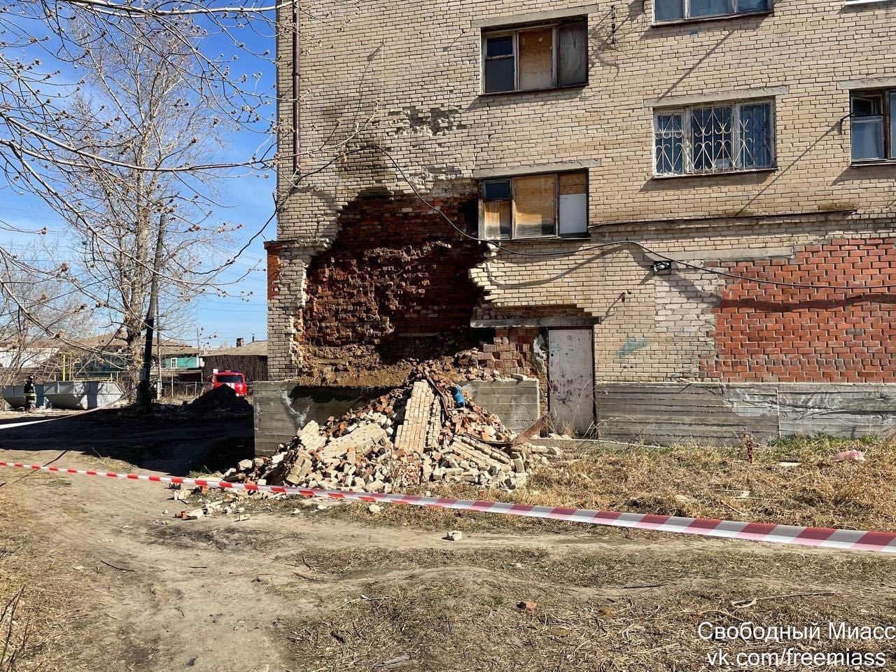 В Миассе Челябинской области обрушилась часть стены аварийного общежития -  KP.RU