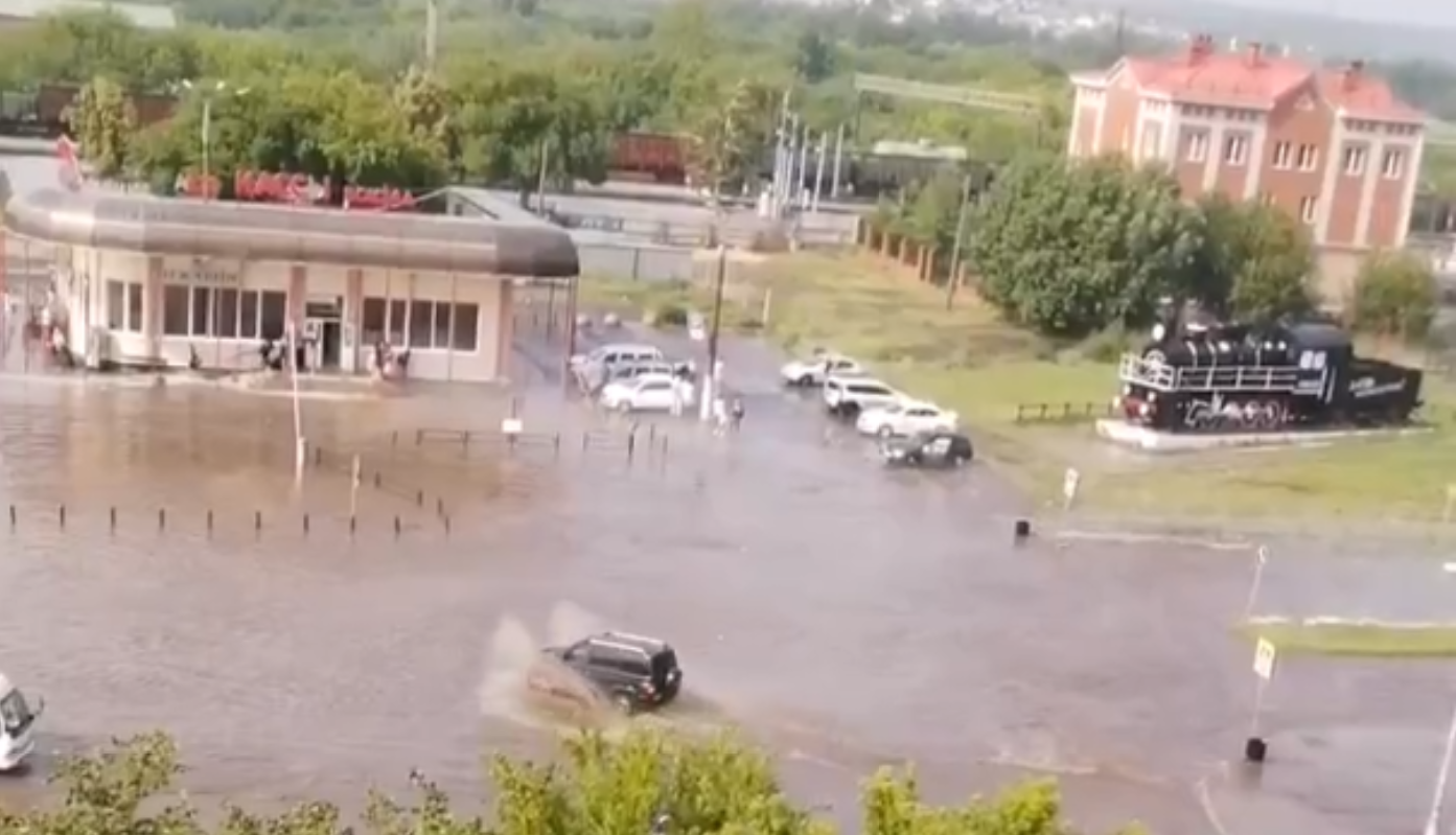 В Магнитогорске после града с дождем затопило территорию вокруг автовокзала  - KP.RU