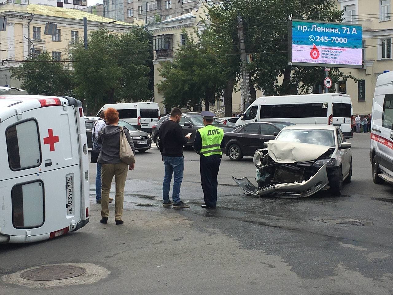 В Челябинске скорая с двумя ковидными пациентами попала в ДТП и  перевернулась - KP.RU