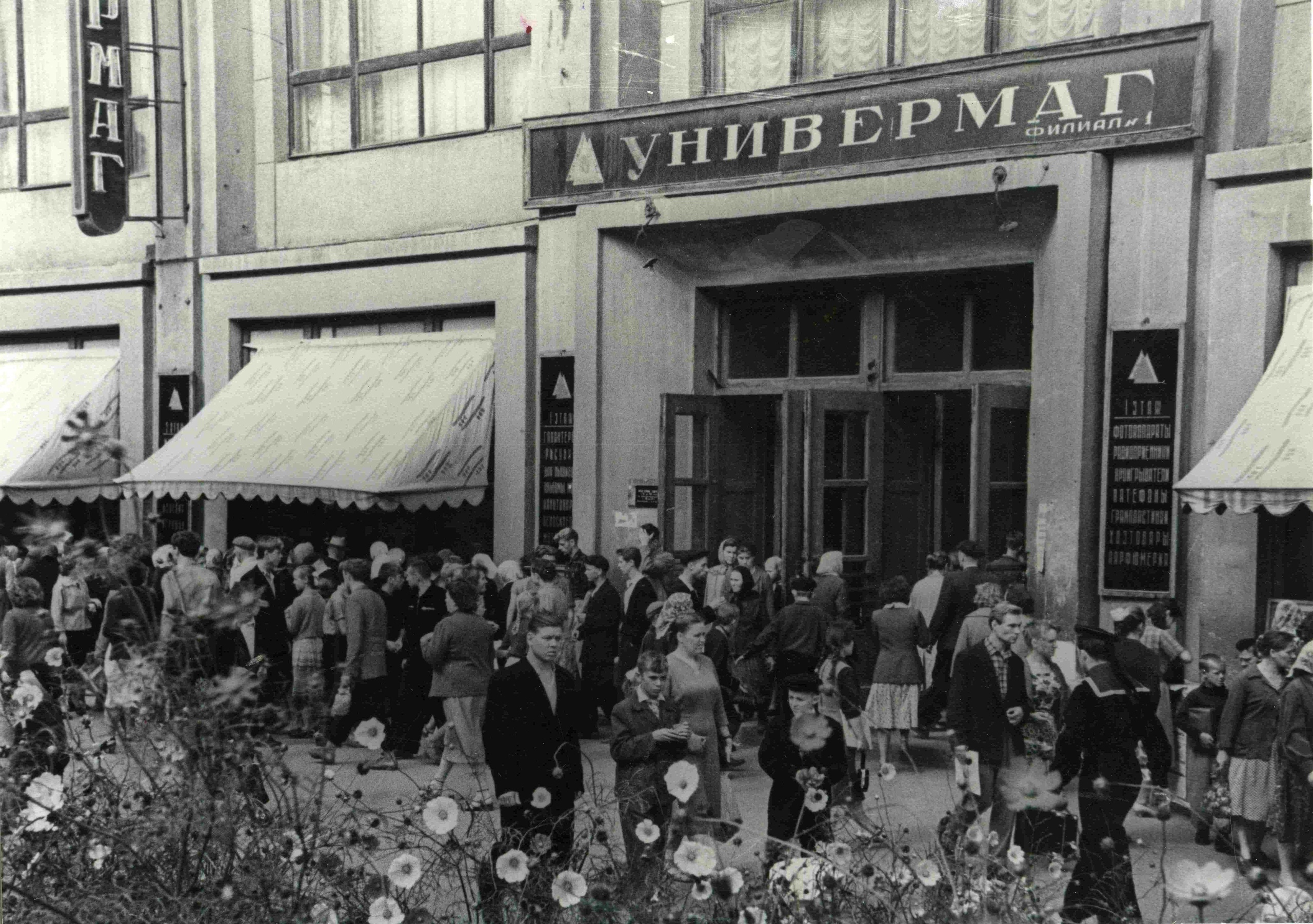 Секретные чертежи танков, консервированная халва, куклы-немочки: какие  тайны хранит здание «Детского мира» - KP.RU