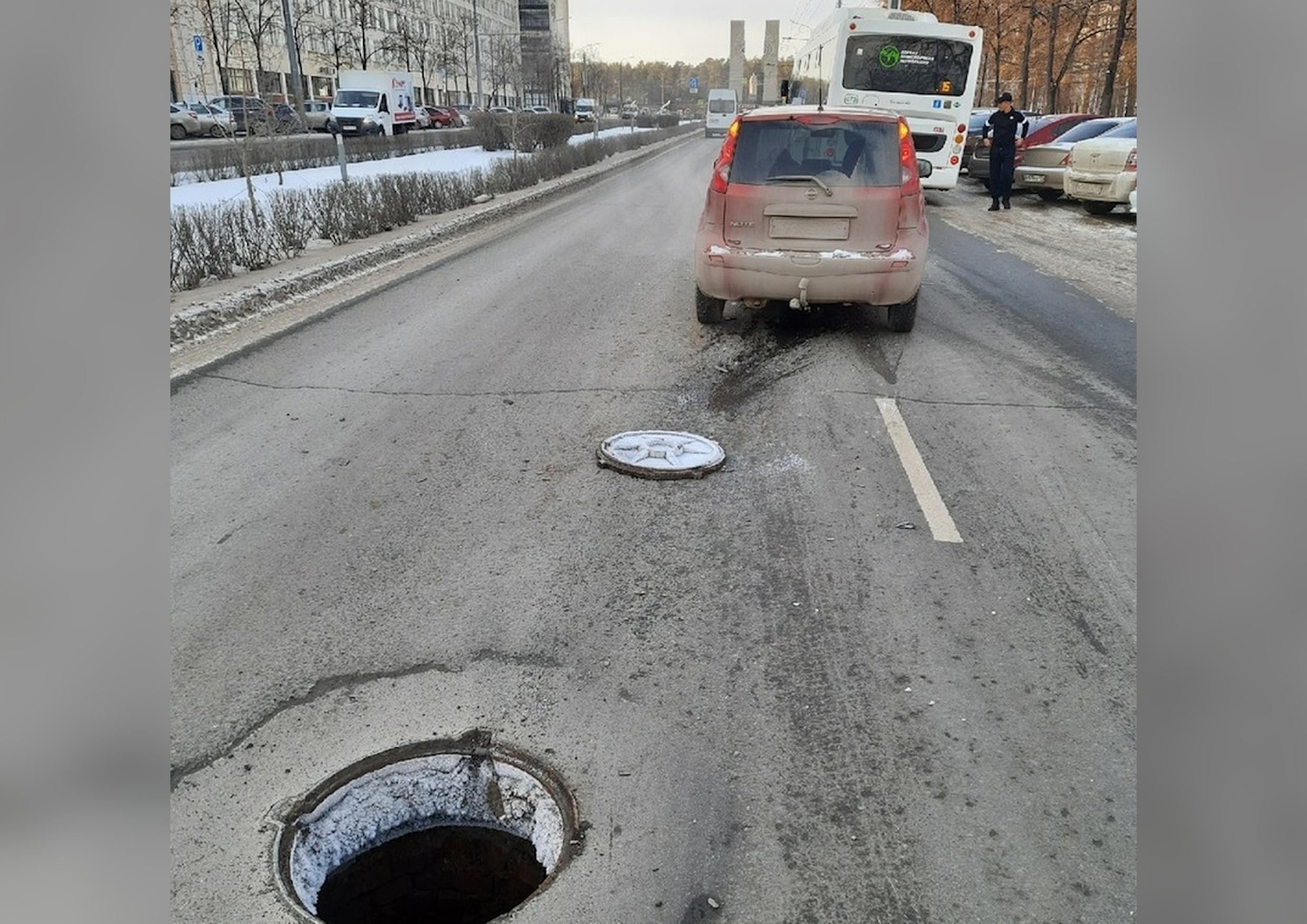 В центре Челябинска открытый люк на дороге стал причиной двойной аварии -  KP.RU