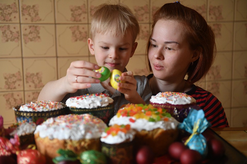 Отмечать день рождения в пасху. Семейные традиции Пасха. Кулич для детей. Пасха готовимся к празднику. Семья красит яйца на Пасху.